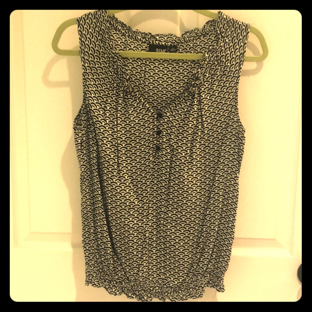 Medium sleeveless blouse